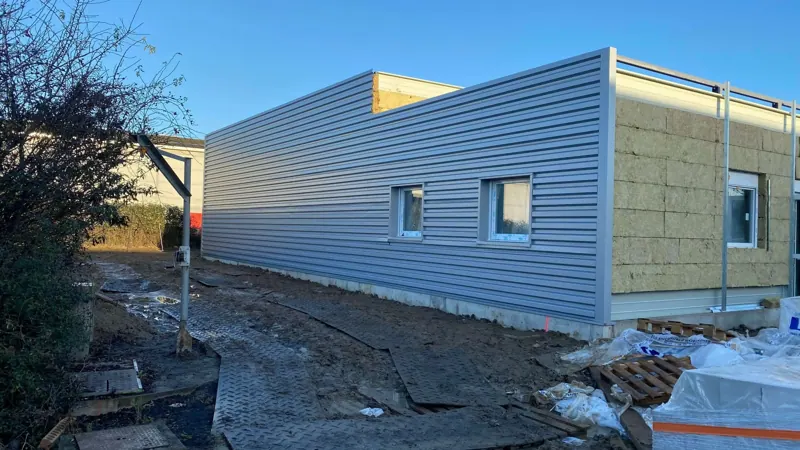 Bâtiment rénové en bardage métallique gris