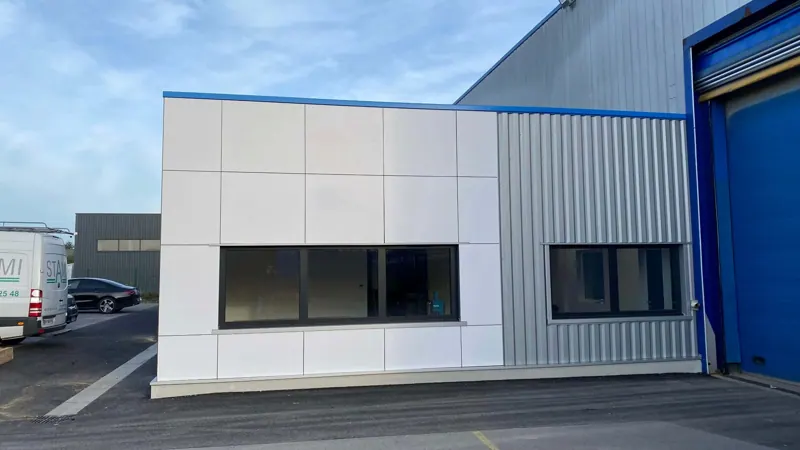 Bâtiment d'activité en bardage blanc et porte sectionnelle, Templemars