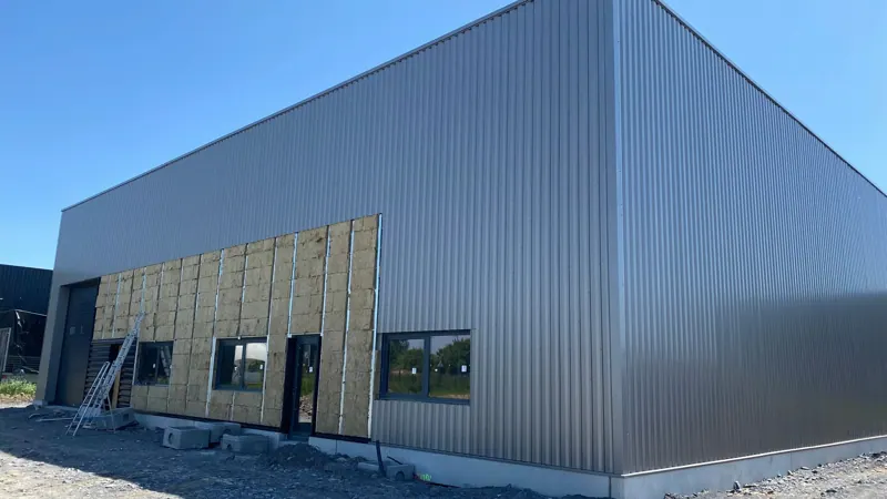 Façade en cours : isolant posé avant le bardage