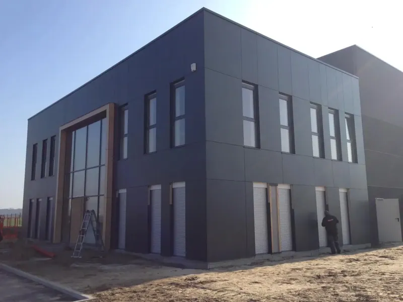 Façade en cassettes métalliques noires et grande verrière, Lambres-lez-Douai
