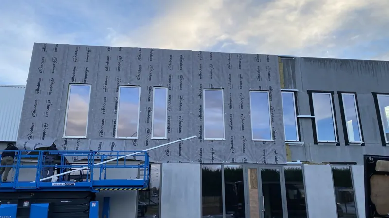 Bardage de façade depuis une nacelle ciseaux