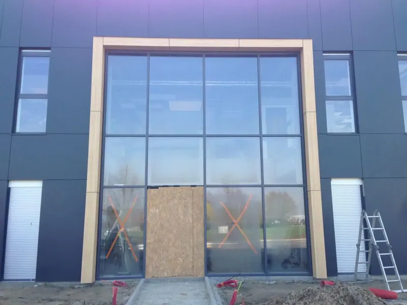 Entrée vitrée et habillage en cassettes, Lambres-lez-Douai