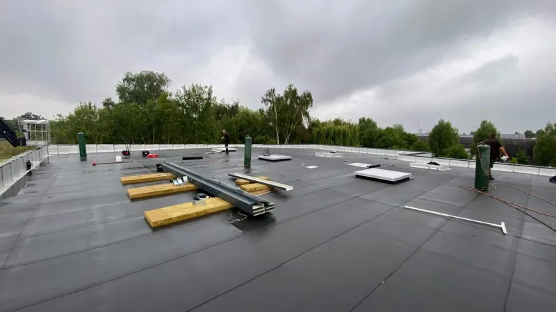 Étanchéité de toiture-terrasse en cours de finition, Wattrelos